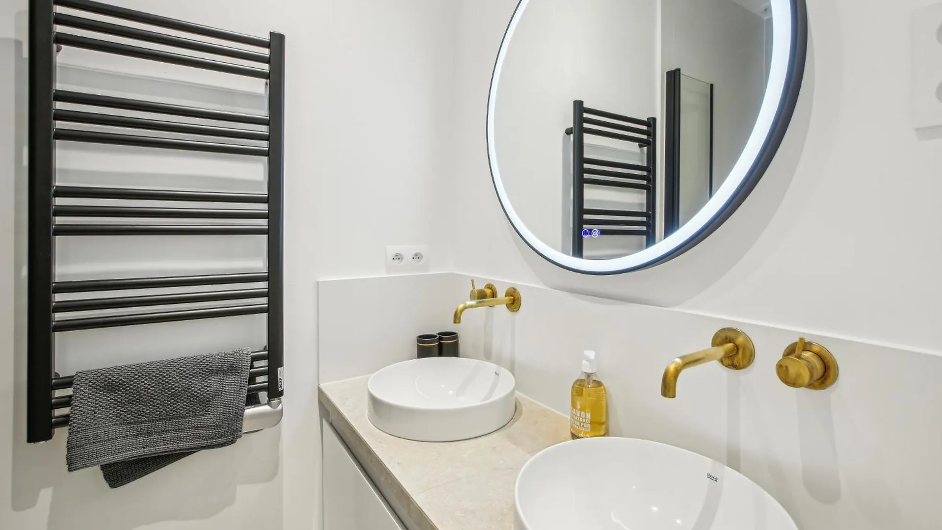 Luxury In The Heart Of St Germain A/C 3 Bedroom Outdoor Paris Apartment